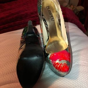 Platform multicolor heels.